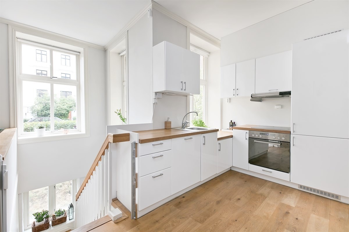 Kjøkkeninnredning fra Blum Kjøkken og heltre eik benkeplate. Galleribilde