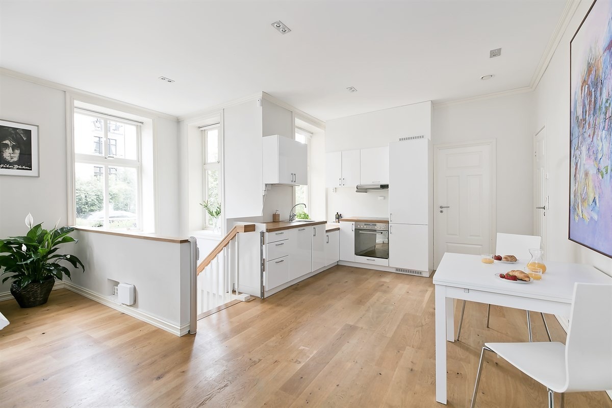 Hyggelig forhage rett uten for vinduene. Galleribilde