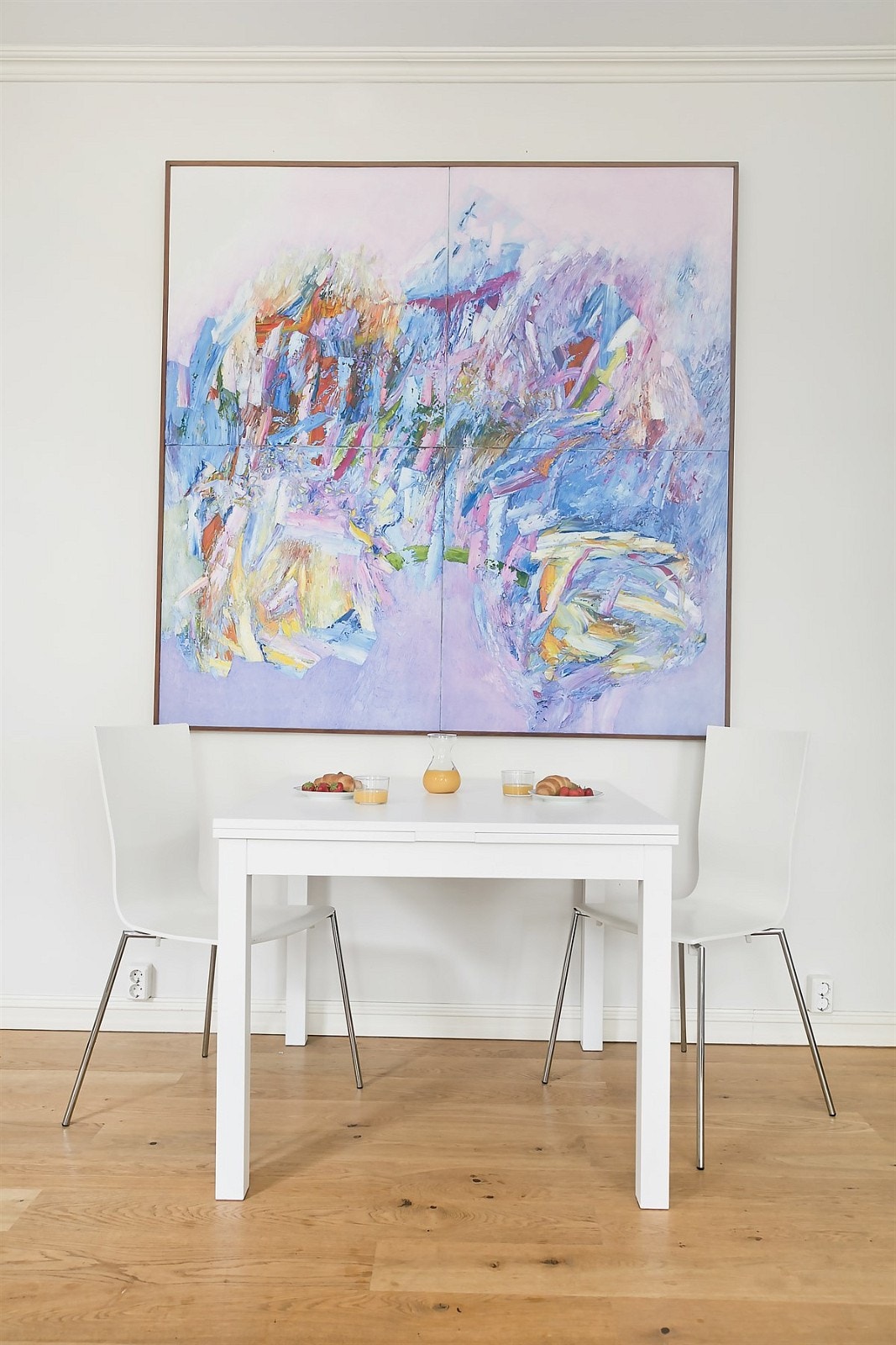 Her er det rikelig med plass til et ordentlig langt og godt langbord til sosiale lag. Galleribilde