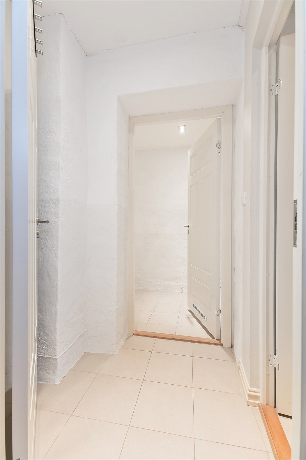 Leiligheten har balansert ventilasjon og utstrakt bruk av downlights med dimmere. Galleribilde