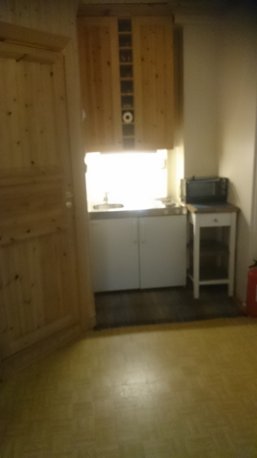 Kjøkkenkroken er endret noe (mer benkplass) etter at bildet ble tatt. Galleribilde