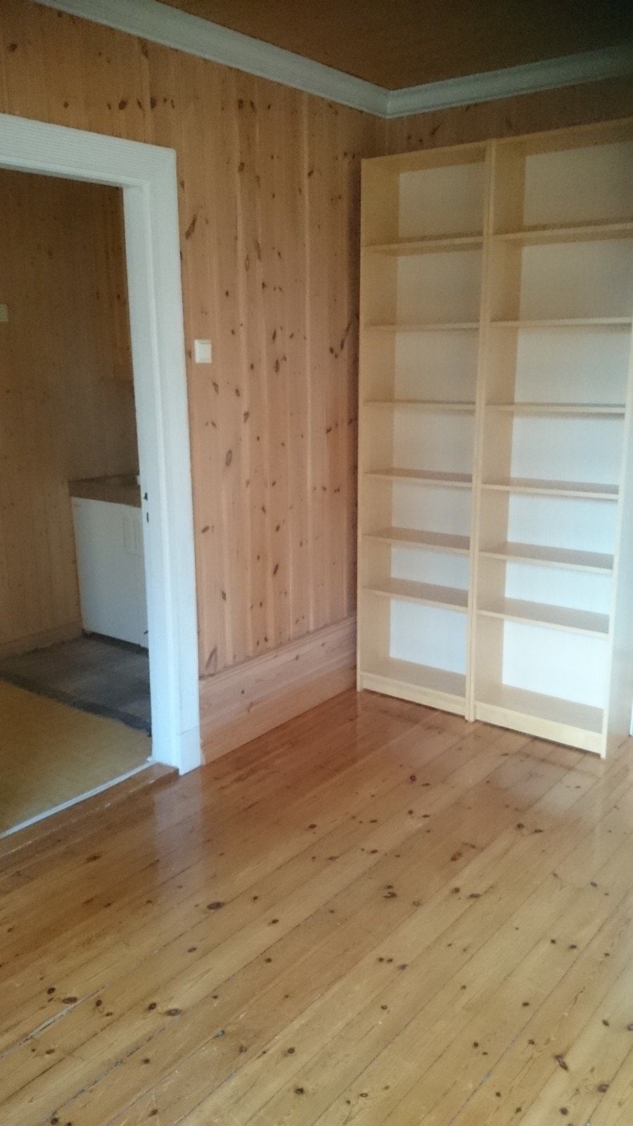 Høy bokhylle i stuen Galleribilde