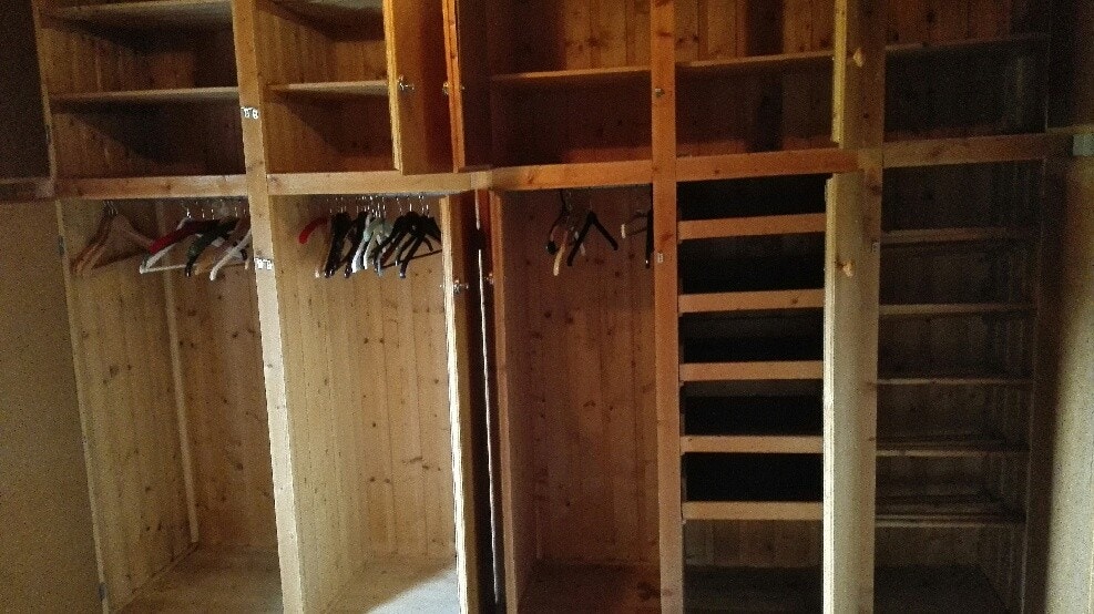 Masse skap-plass på hoved-soverom Galleribilde