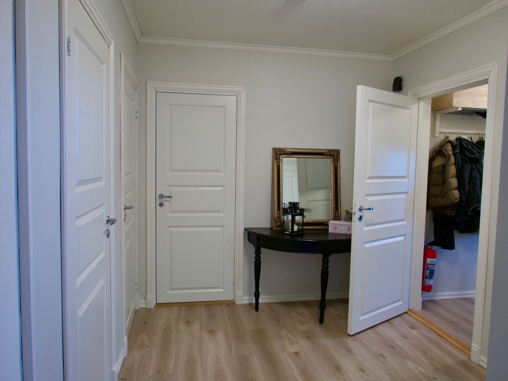 Romslig entré Galleribilde