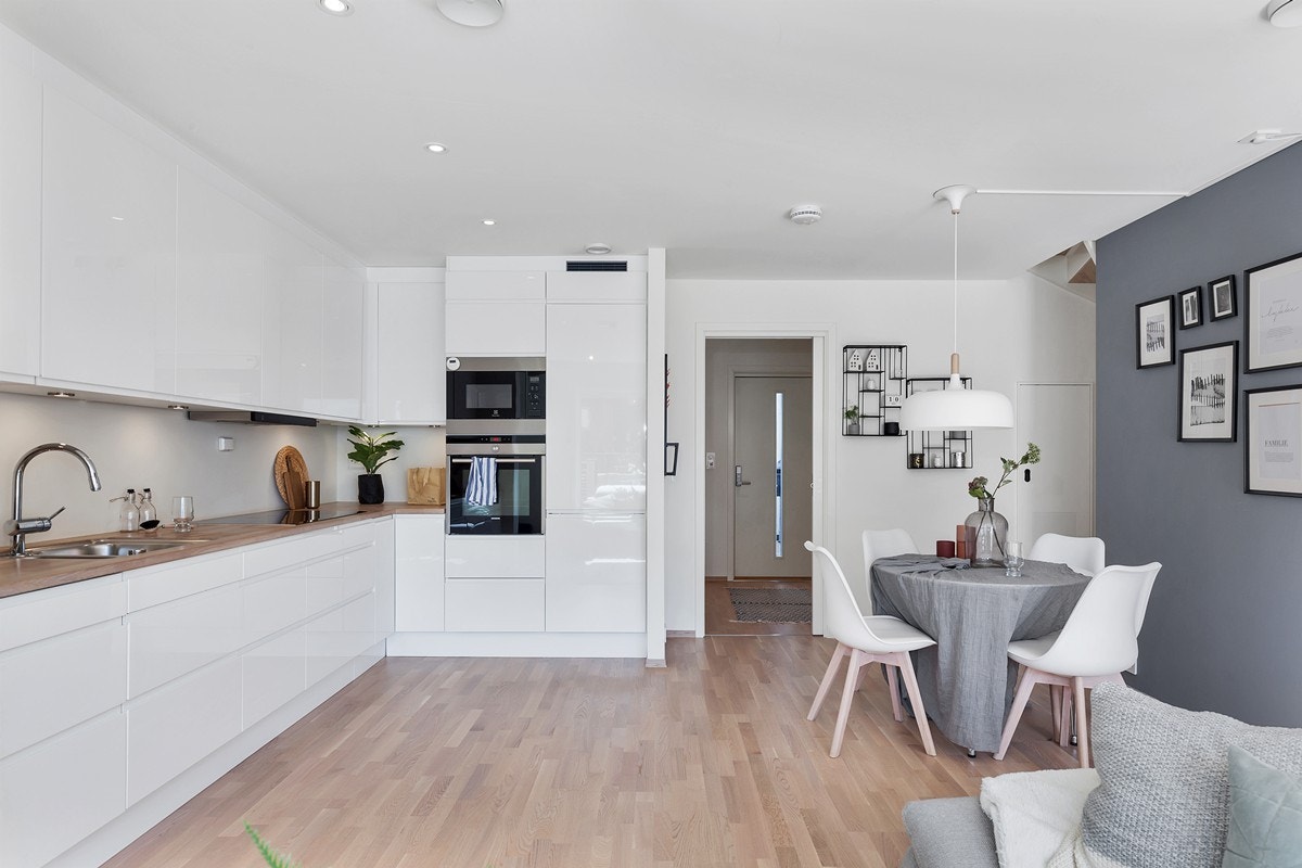 Boligen har et rålekkert kjøkken med integrerte hvitevarer Galleribilde