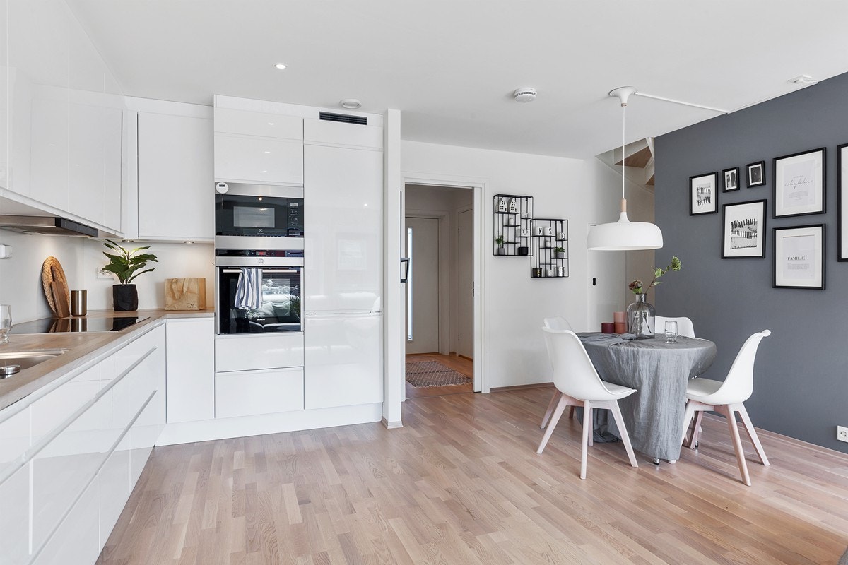 Praktisk åpen løsning mellom stue og kjøkken Galleribilde