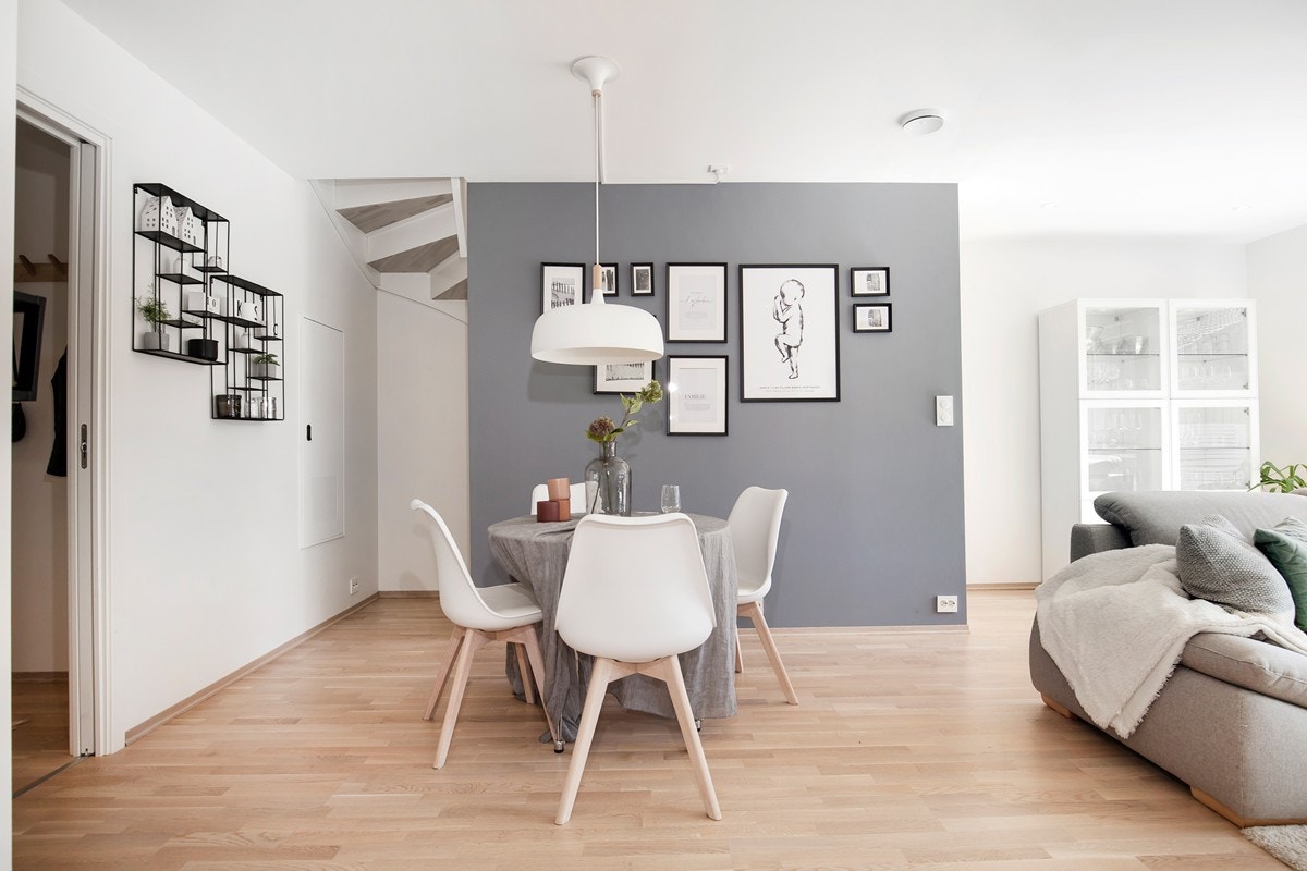 Kjøkkenet har god plass til spisebord Galleribilde