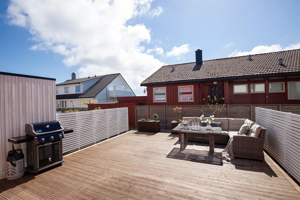 Solrik terrasse med utgang fra stue Galleribilde