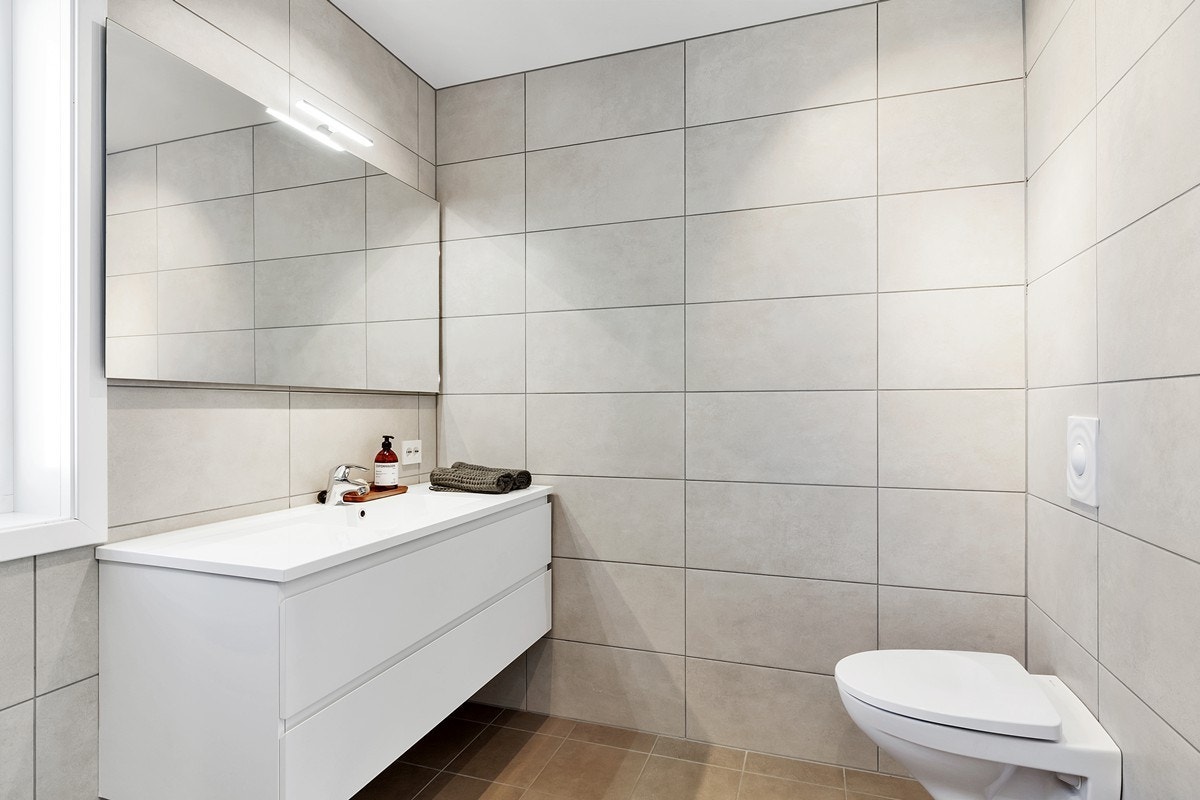 Nydelig helfliset bad med varmekabler i gulv Galleribilde