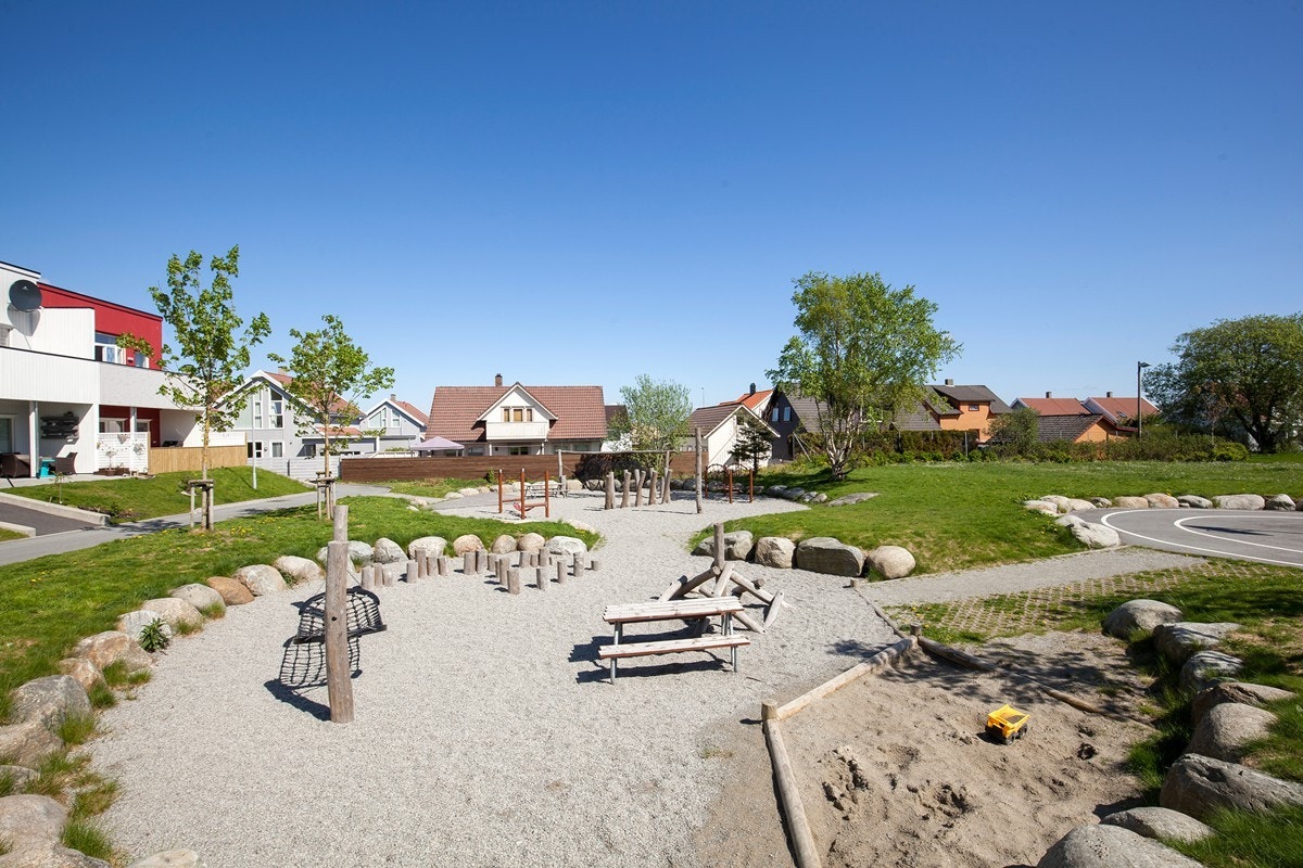 Meget barnevennlig område med nærhet til lekeplasser, skoler og barnehage Galleribilde