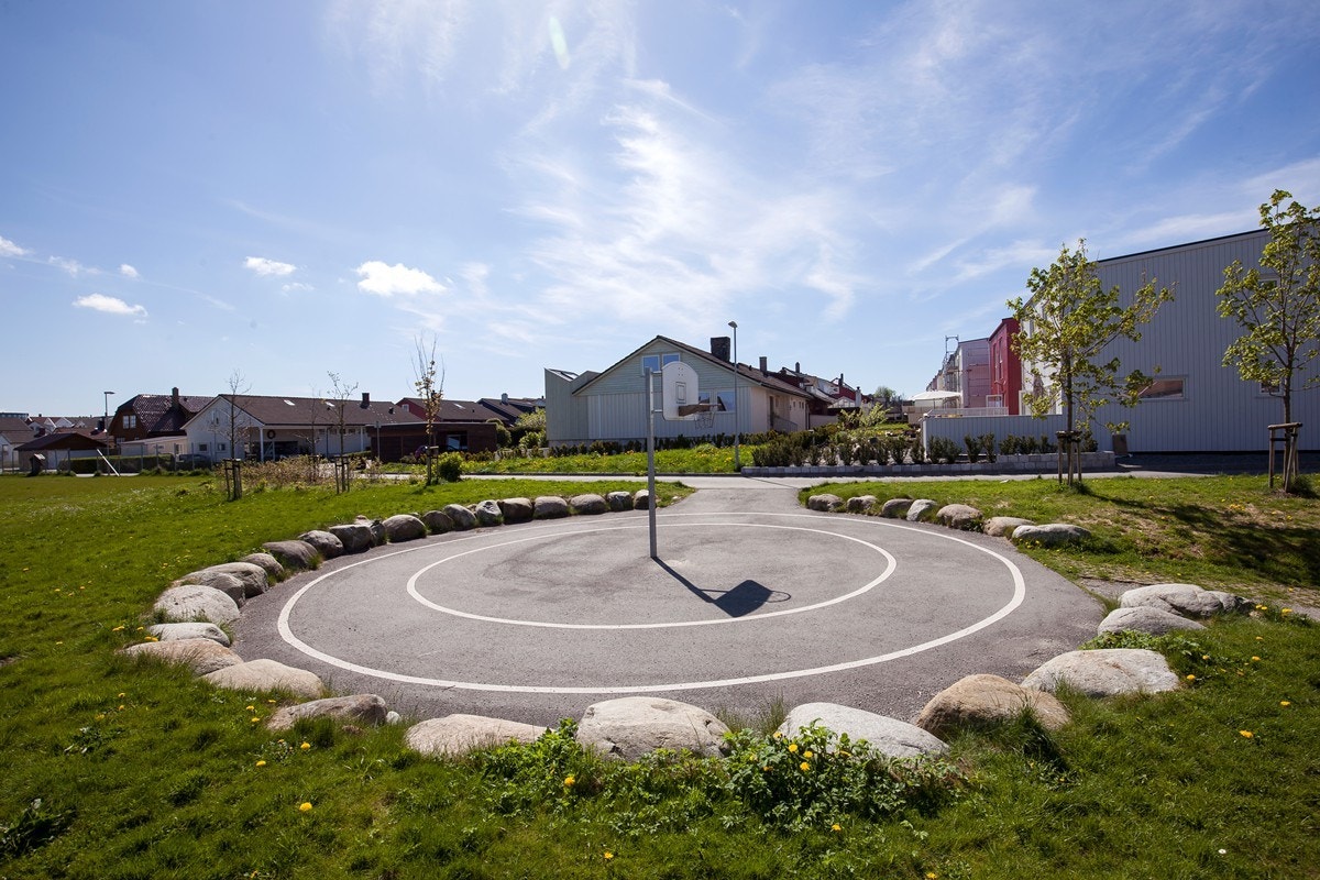 Nærområde - kjekt uteområde for både barn og voksne Galleribilde