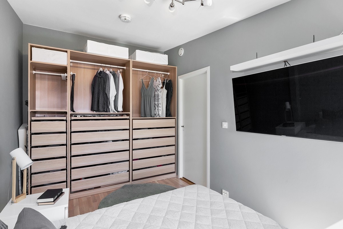 Hovedsoverom - god plass til stor seng og stort garderobeskap Galleribilde