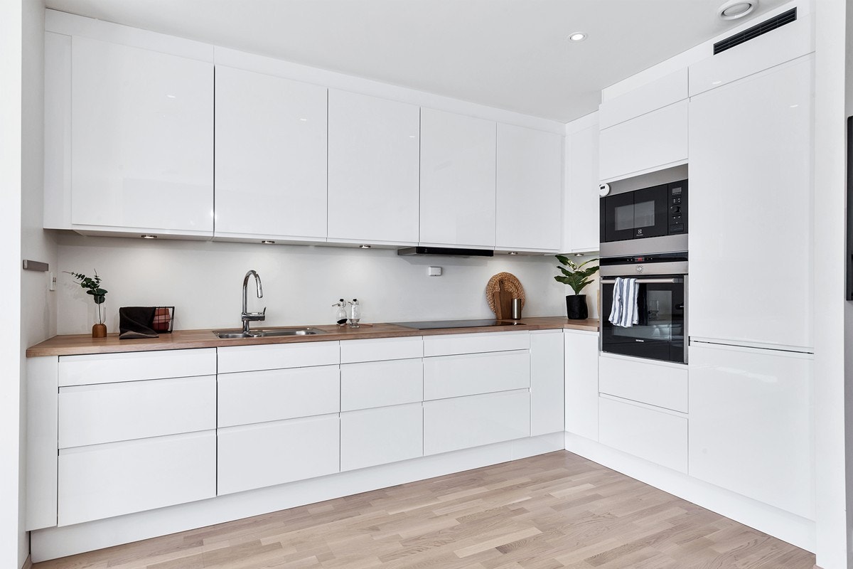 Heltre benkeplate og ekstra store overskap Galleribilde