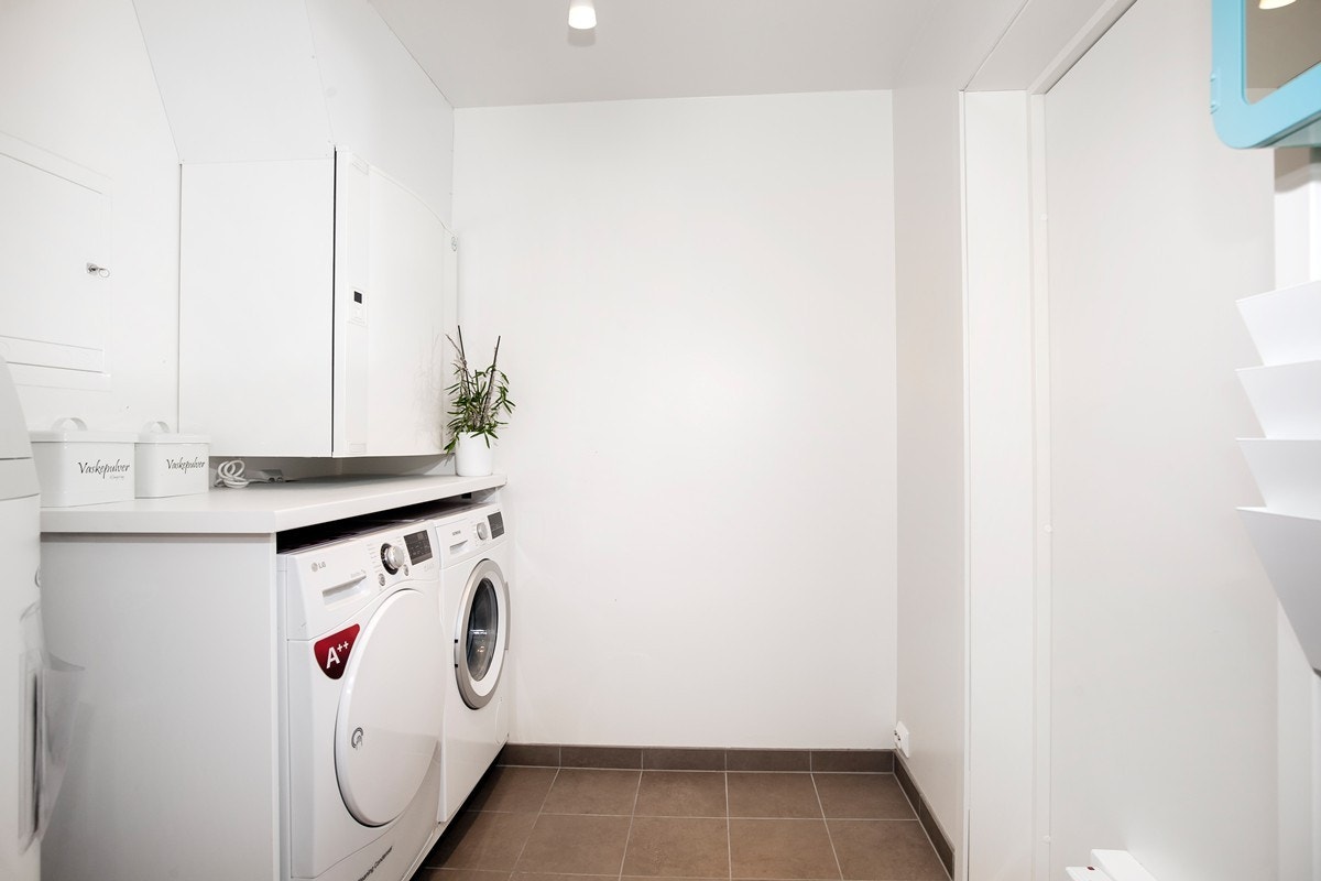 Vaskerom/biinngang - fliser med varmekabler på gulv Galleribilde