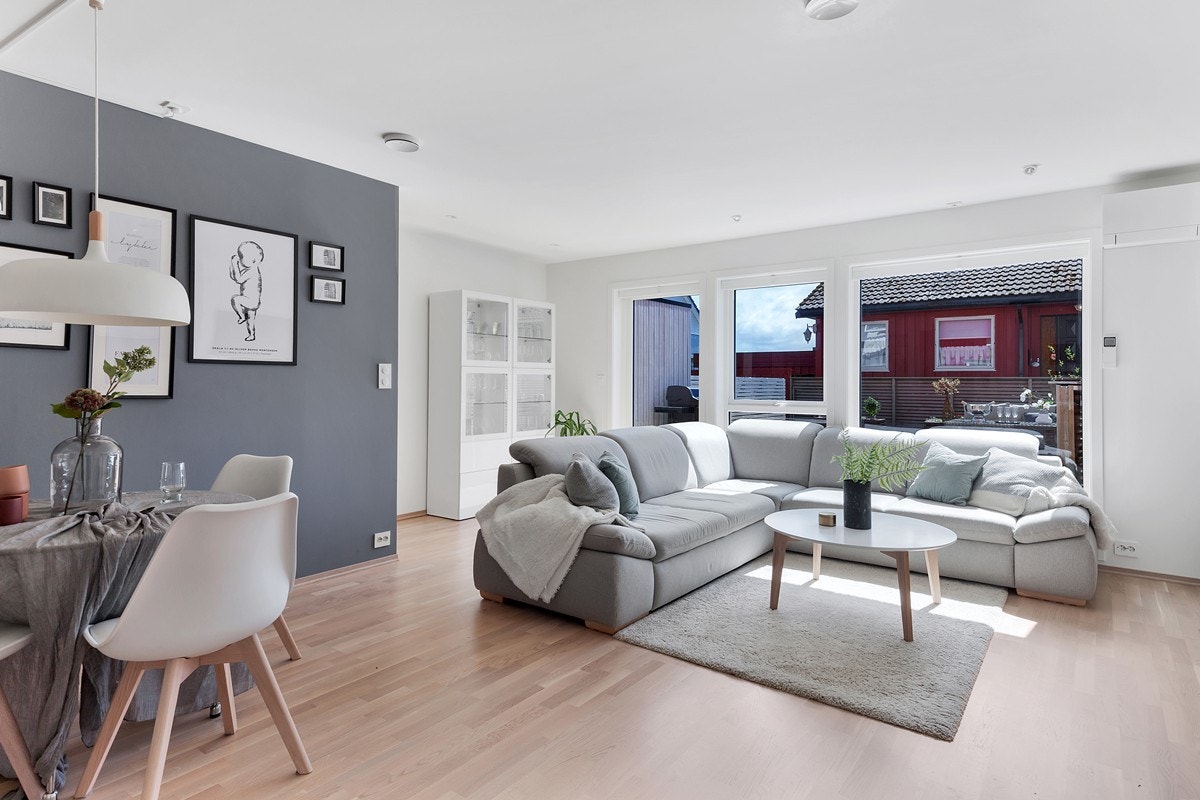 Store vindusflater som slipper inn rikelig med lys. Utgang til stor og solrik terrasse Galleribilde