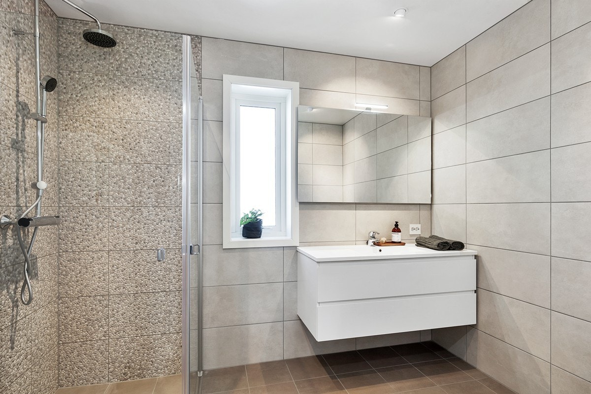 Også her har selger påkostet badet med flottere innredning enn standardpakken Galleribilde