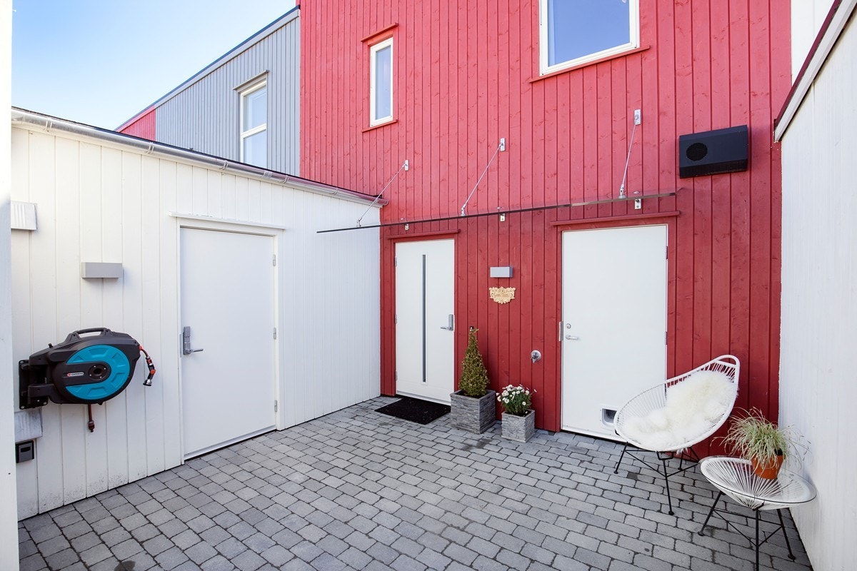 Flott inngangsparti med tilgang til utvendig bod Galleribilde