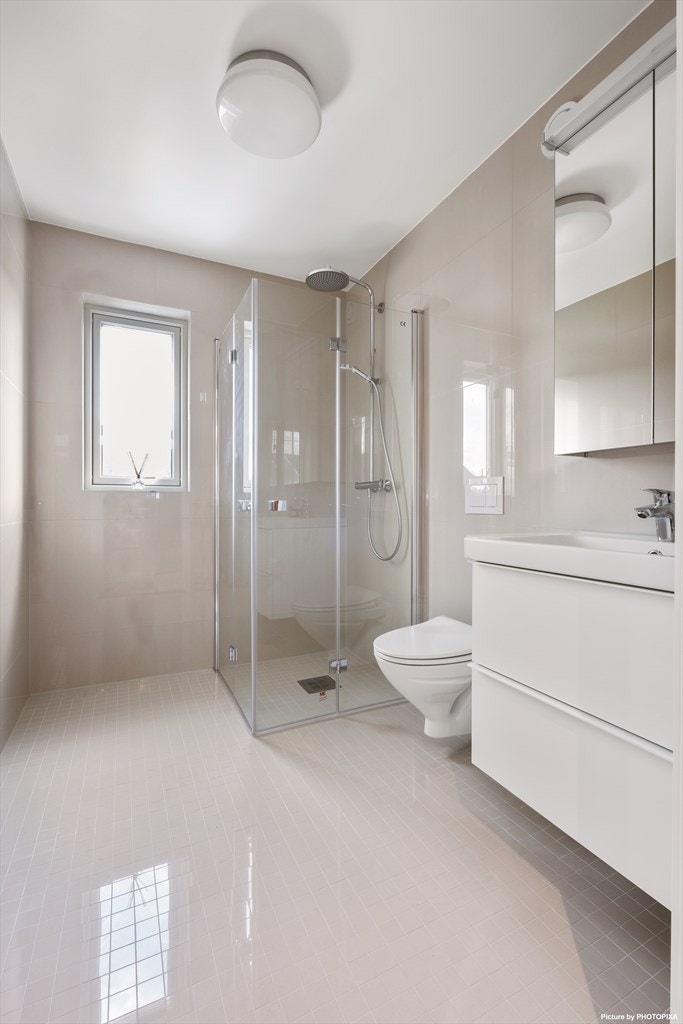 Lekkert baderom med dusjsisje og det du måtte trenge. Begge badene er i samme gjennomførte stil, så moderen som det kan bli. Galleribilde