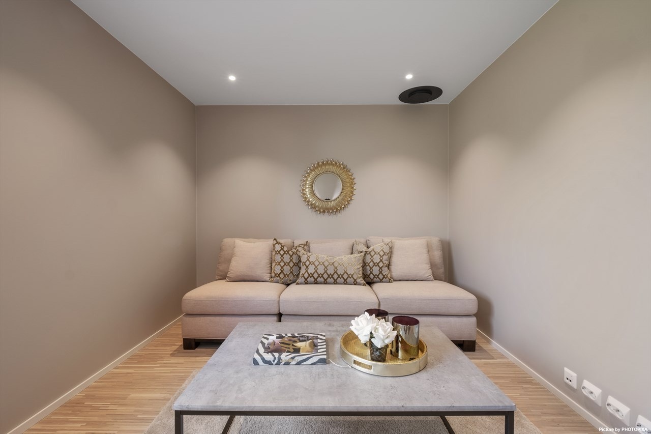 Boligen har en ekstra stue i andre etasje. Denne stuen kan fort bli ungdommen i hus sin egen stue, eller kanskje far sin "man cave"? Galleribilde