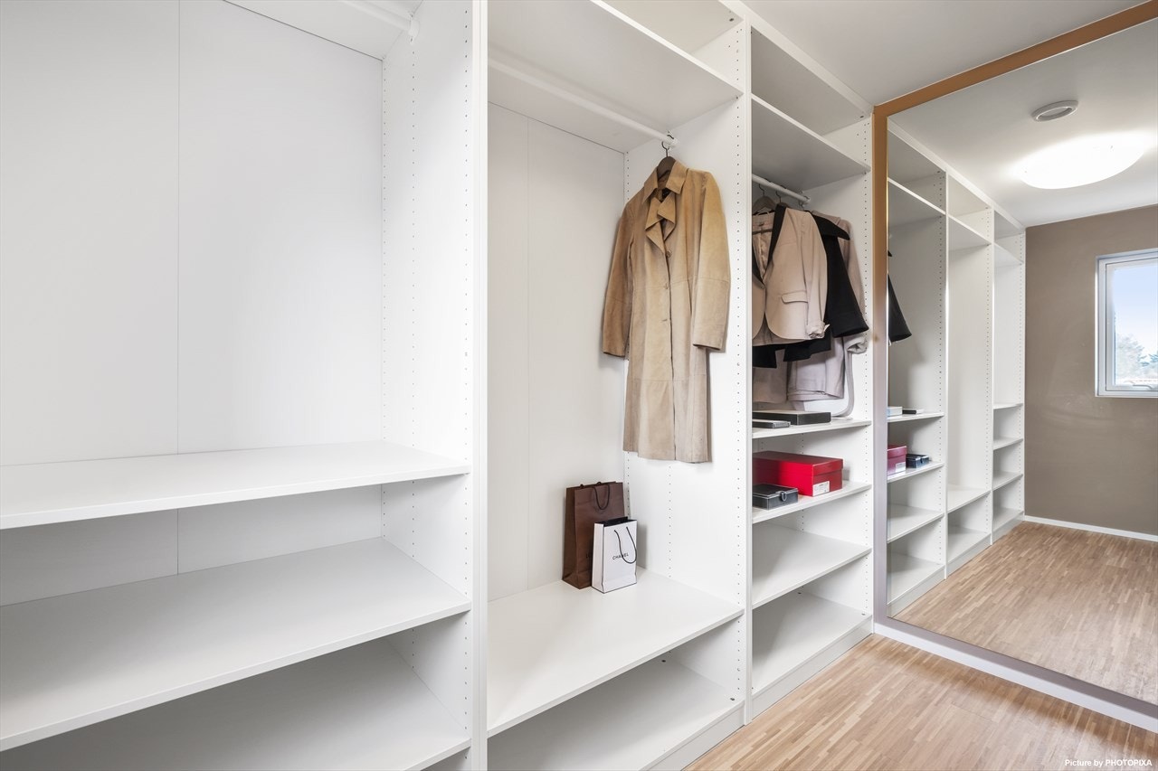 Romslig garderobe vegg i vegg med hovedsoverommet. Her kan du skifte i ro og mak. Galleribilde