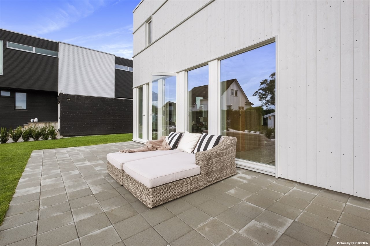 Solrik uteplass med direkte adkomst fra stuen. Galleribilde