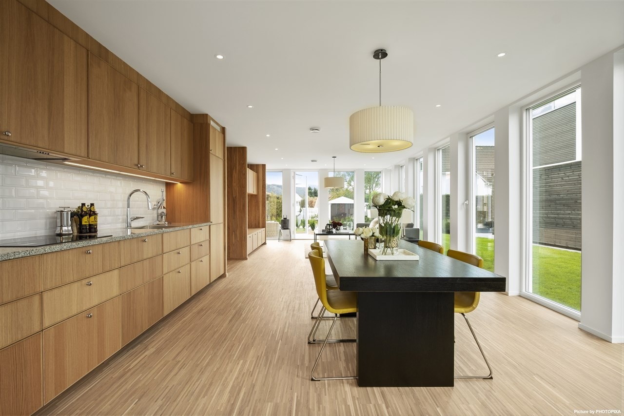 Kjøkkenet er lekkert med en materialkombinasjon bestående av fliser, tre og stein. Galleribilde