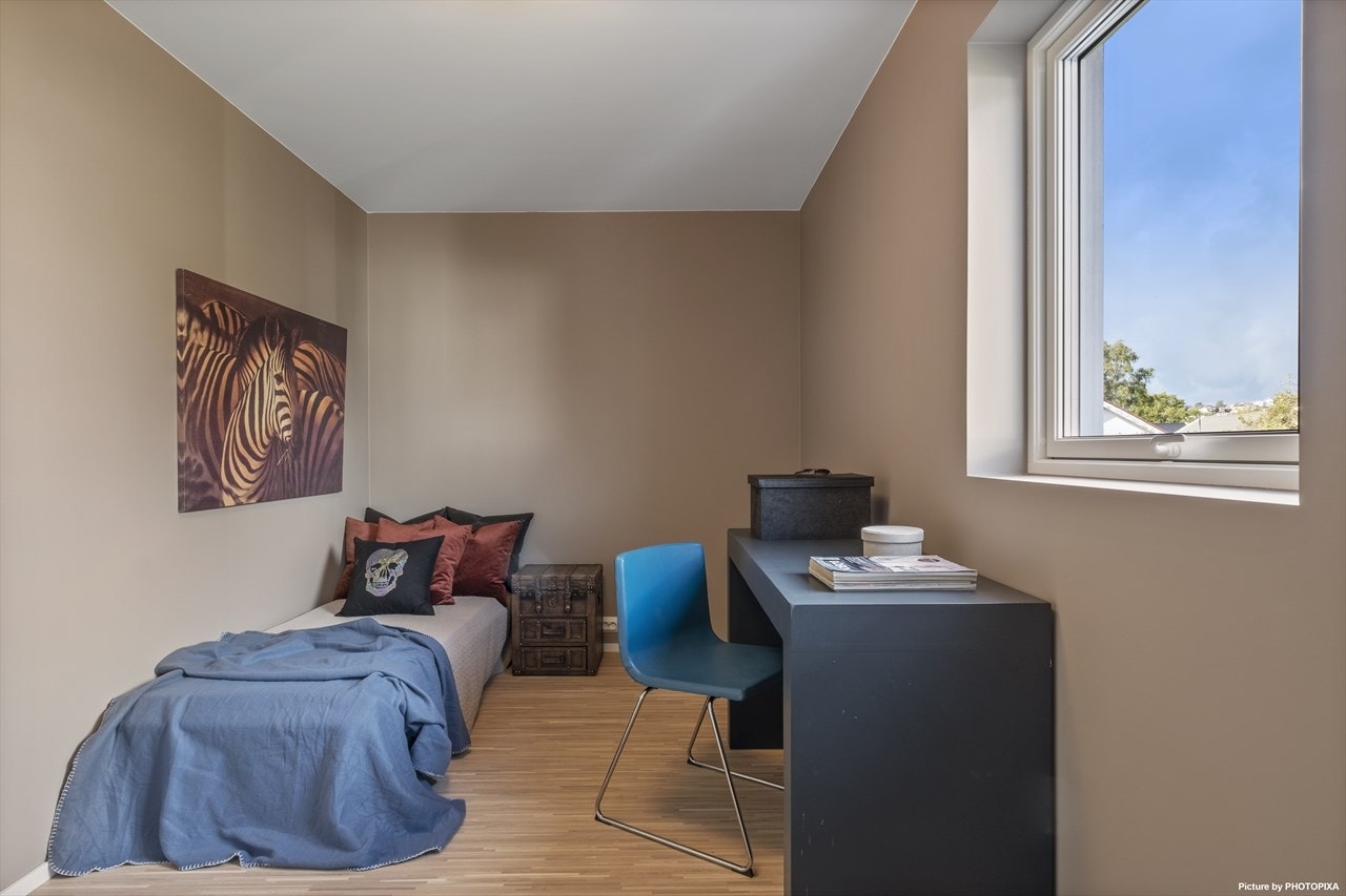 Boligen har fire soverom og alle ligger plassert i boligens andre etasje. Galleribilde