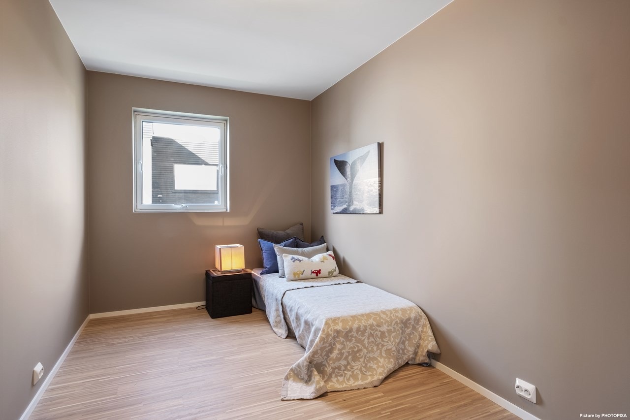 Boligen har fire soverom og alle ligger plassert i boligens andre etasje. Galleribilde