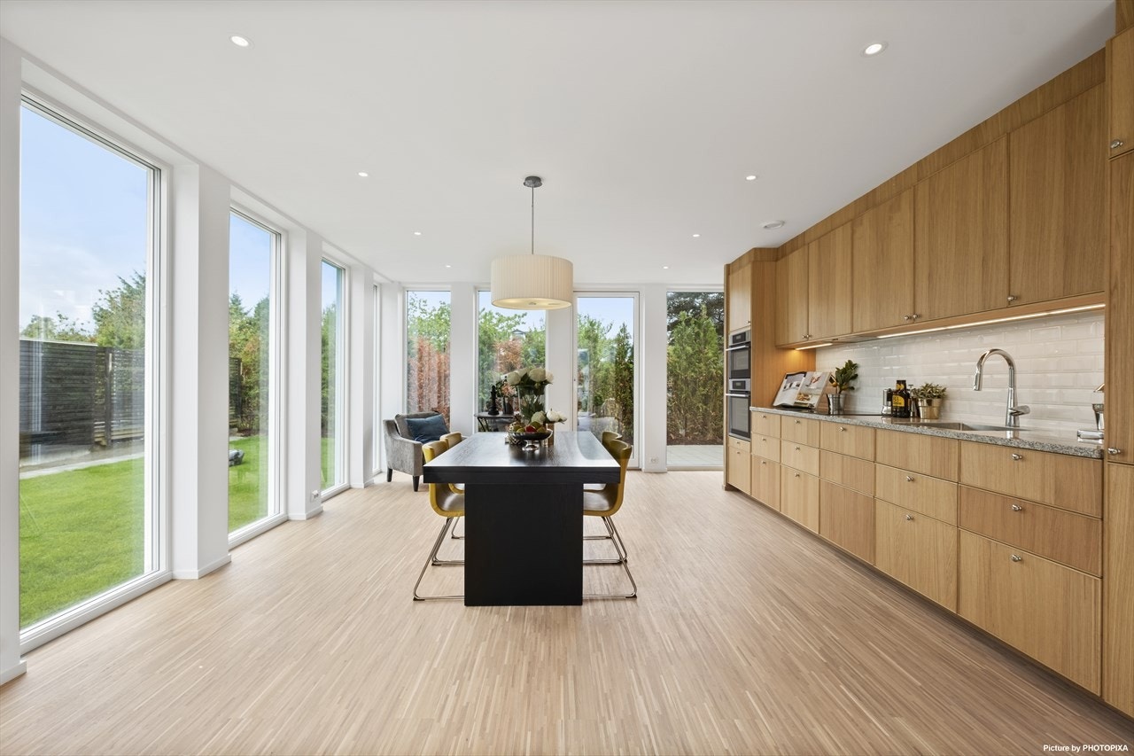 Dette rommet kan med rette kalles hjertet i huset. Her kan Galleribilde