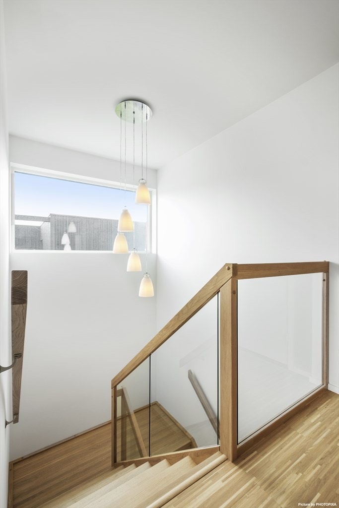 Trappen er så dekorativ at den minner mer om et møbel enn en trapp. Velkommen opp til boligens andre etasje. Galleribilde