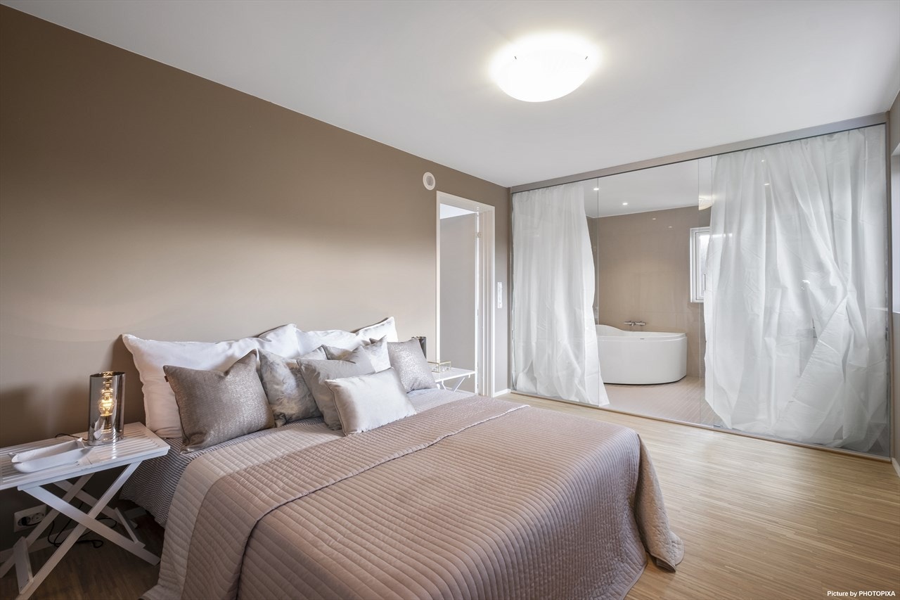 Boligens master suite ligger har eget bad og eget garderoberom. Her er hotellfølelsen ikke langt unna. Galleribilde