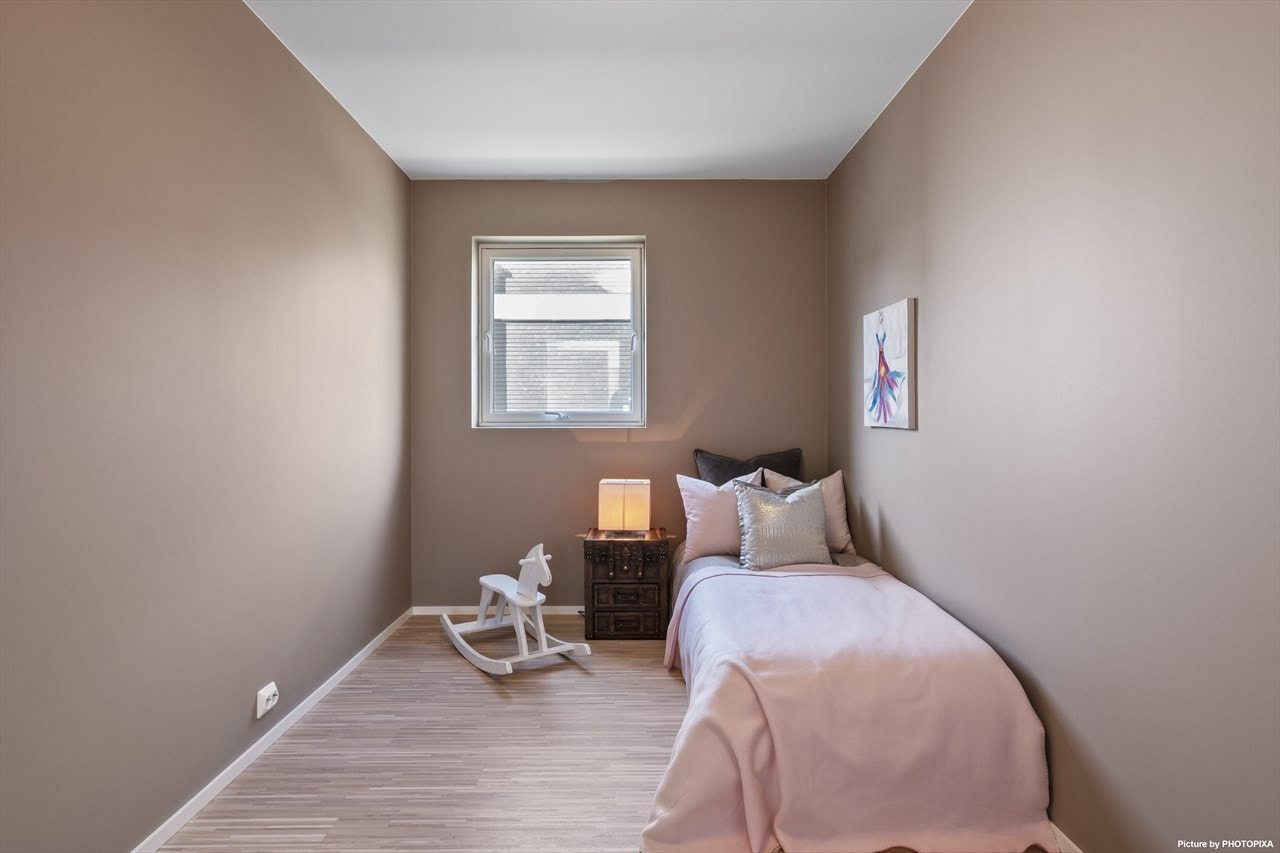 Boligen har fire soverom og alle ligger plassert i boligens andre etasje. Galleribilde