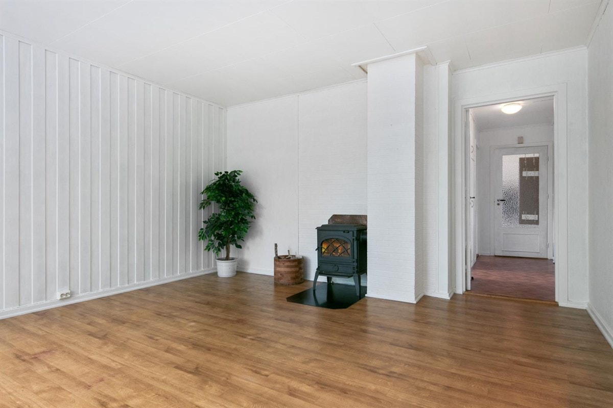 Koselig stue med vedovn Galleribilde