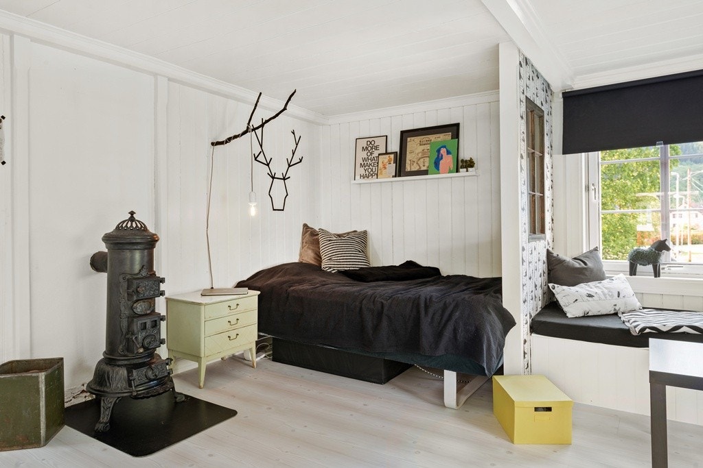 Soverom med plassbygd sittegruppe. Galleribilde