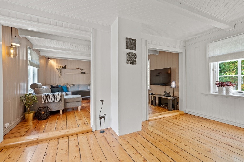 Forstuen har et massivt eldre tregulv fra det gamle kjente Støren Bageri. Et lite wienerbrød? Galleribilde