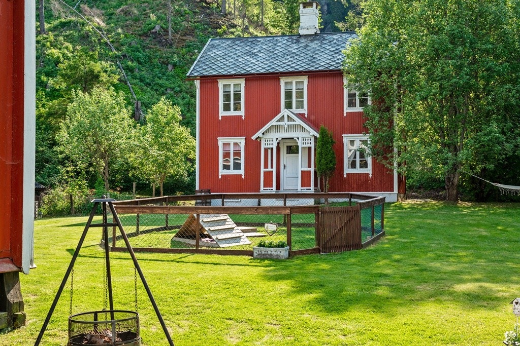 På tunet er det 4 bygninger. Bolighus, driftsbygning, stabbur og et eldre våningshus i skogkanten. Galleribilde