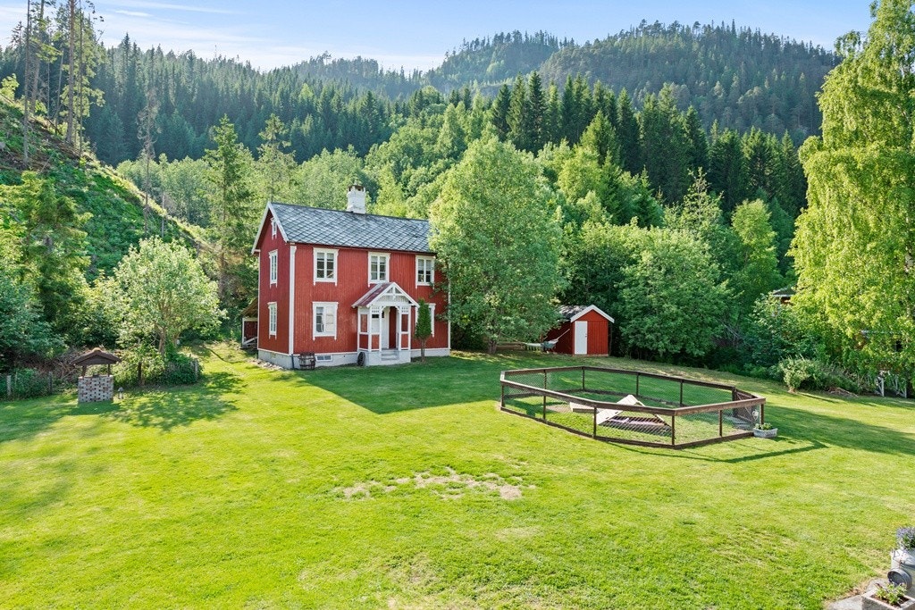 Grønt og frodig. Parkmessig opparbeidet for småbruksidyll. Galleribilde