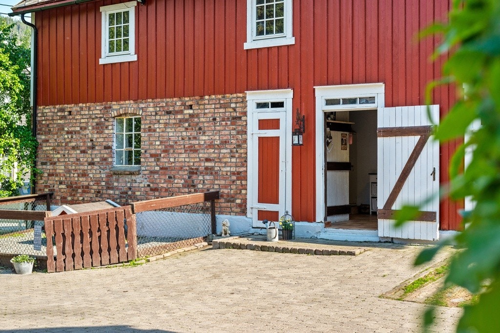 Oppusset og svært velhold driftsbygning med mange bruksmuligheter. Galleribilde