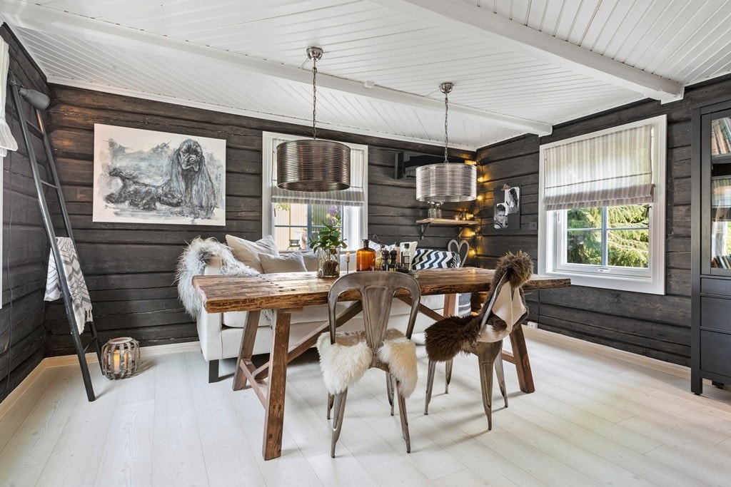 Moderne løsninger og materialvalg møter gamle tømmervegger og klassiske detaljer på en gjennomført og lekker måte. Galleribilde