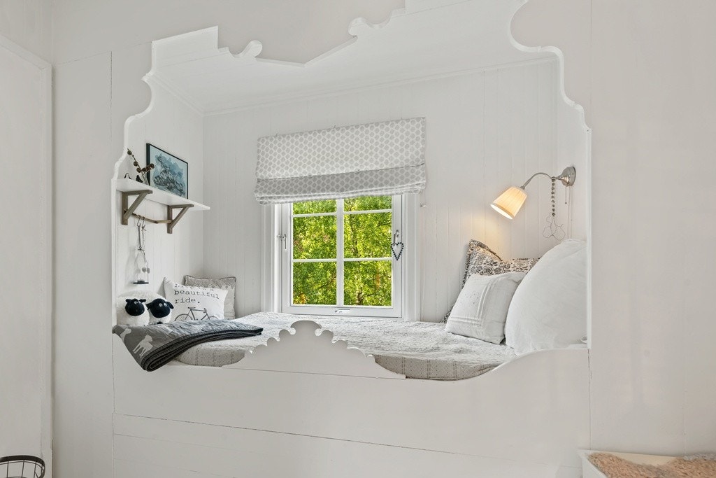 Det siste soverommet har en lekker plassbygd seng. Galleribilde