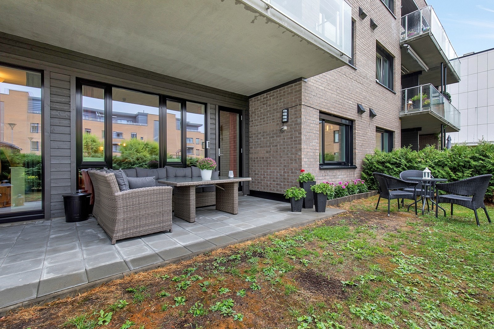 Vestvendt terrasse og hage Galleribilde