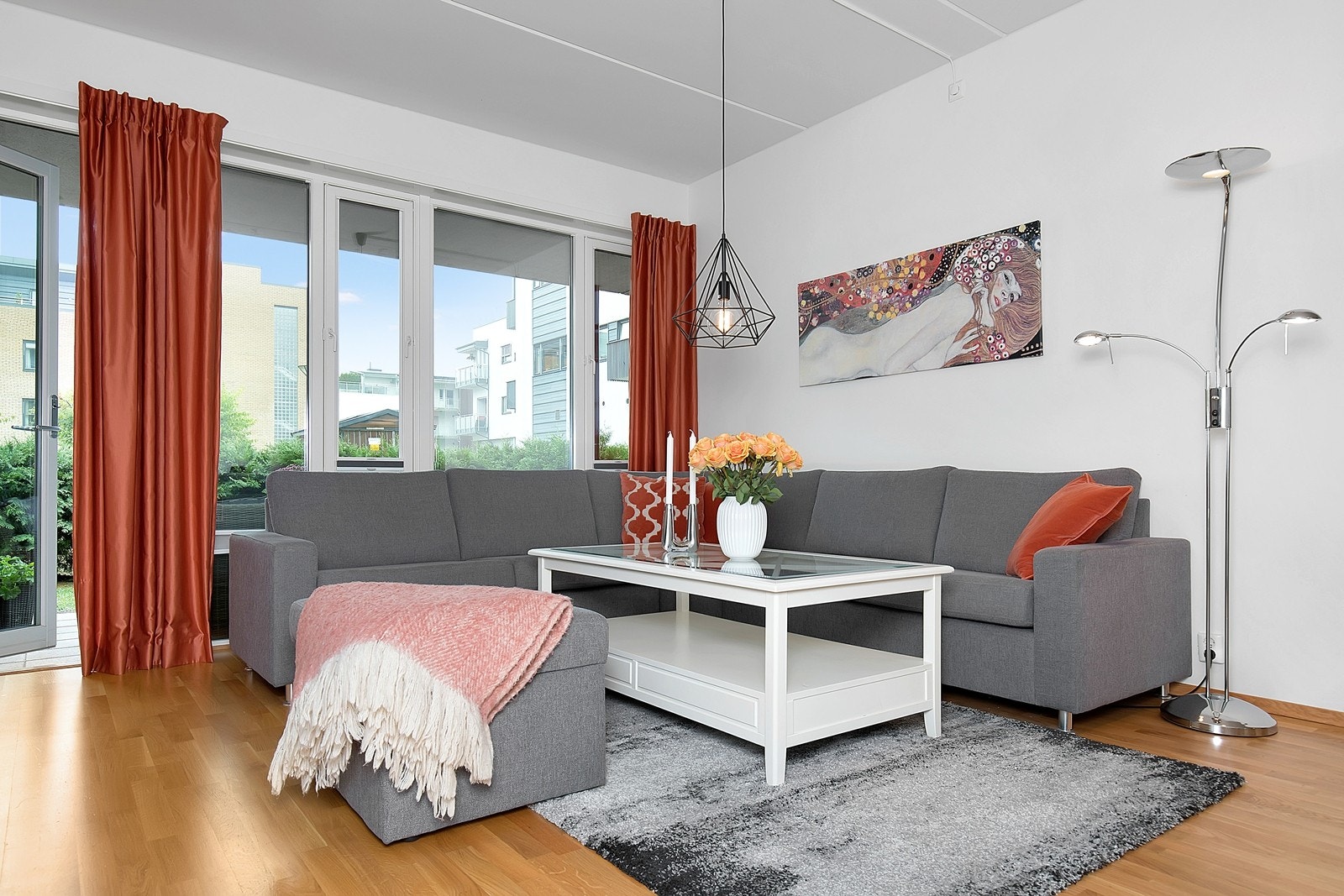 Stue med utgang til hage Galleribilde