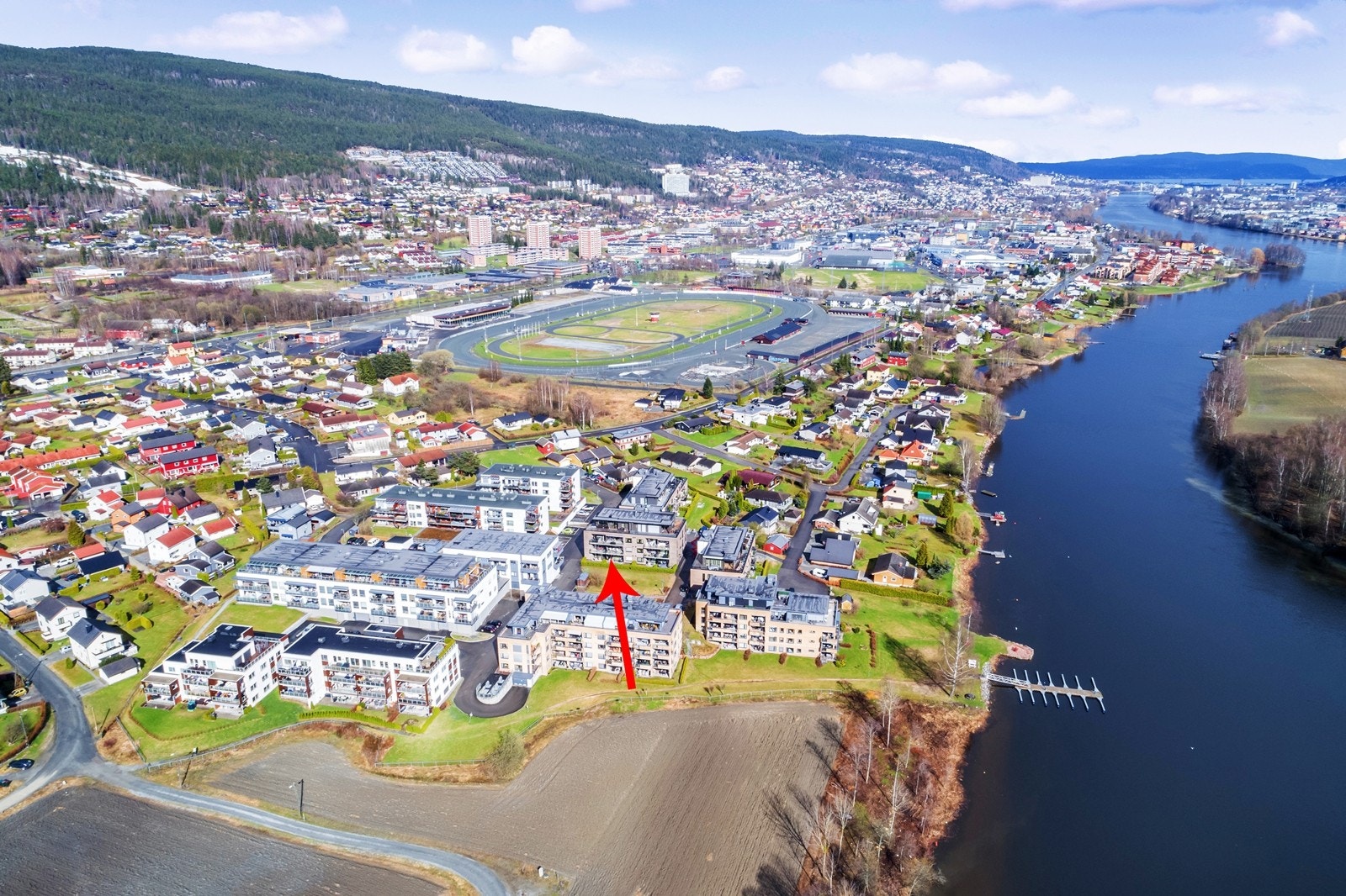 Høydefoto med pilmarkering av leiligheten Galleribilde