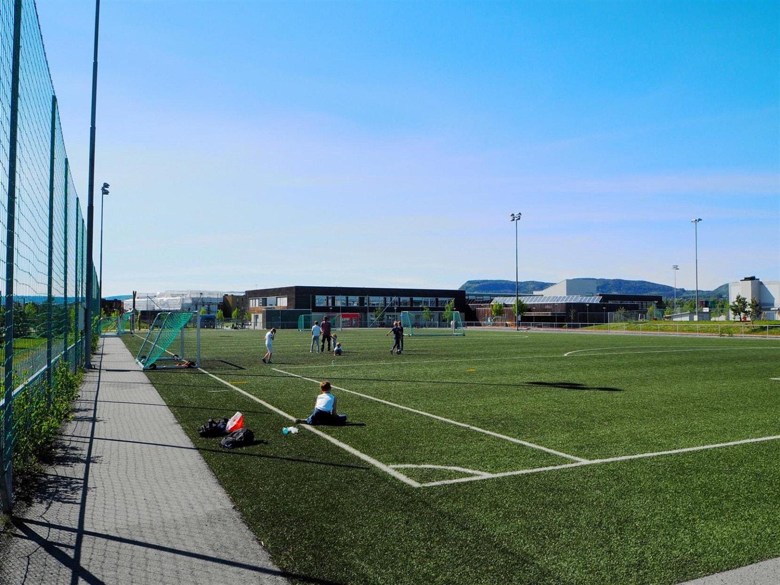 I Hundsund finner du et rikt utvalg av fritidsaktiviteter som svømmehall, skøytebane, håndballhall, curlingbane og tennisbane bare for å nevne noe. Galleribilde