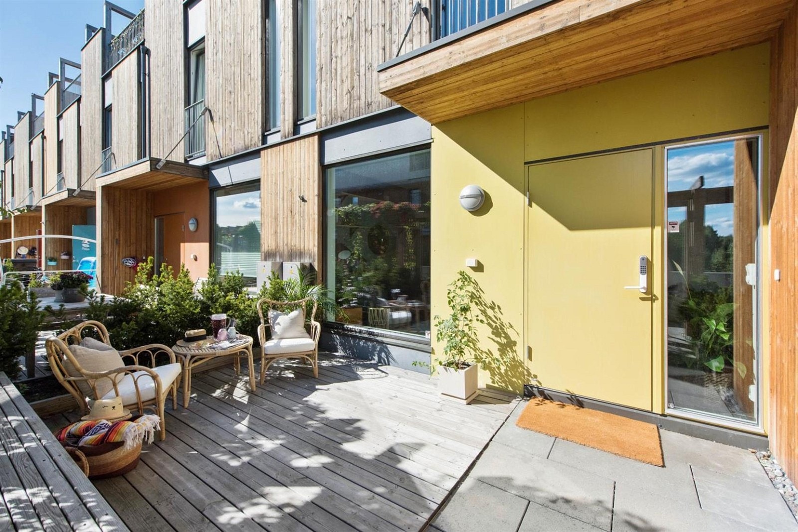 Inngangsparti med terrasse med morgen-/formiddagssol Galleribilde