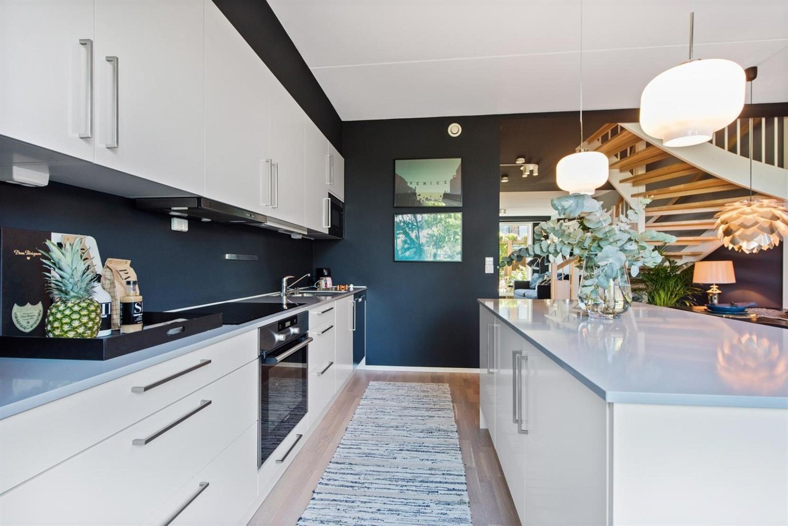 Flotte benkeplater i sten med underlimt Intra kum og integrerte Siemens hvitevarer. Galleribilde