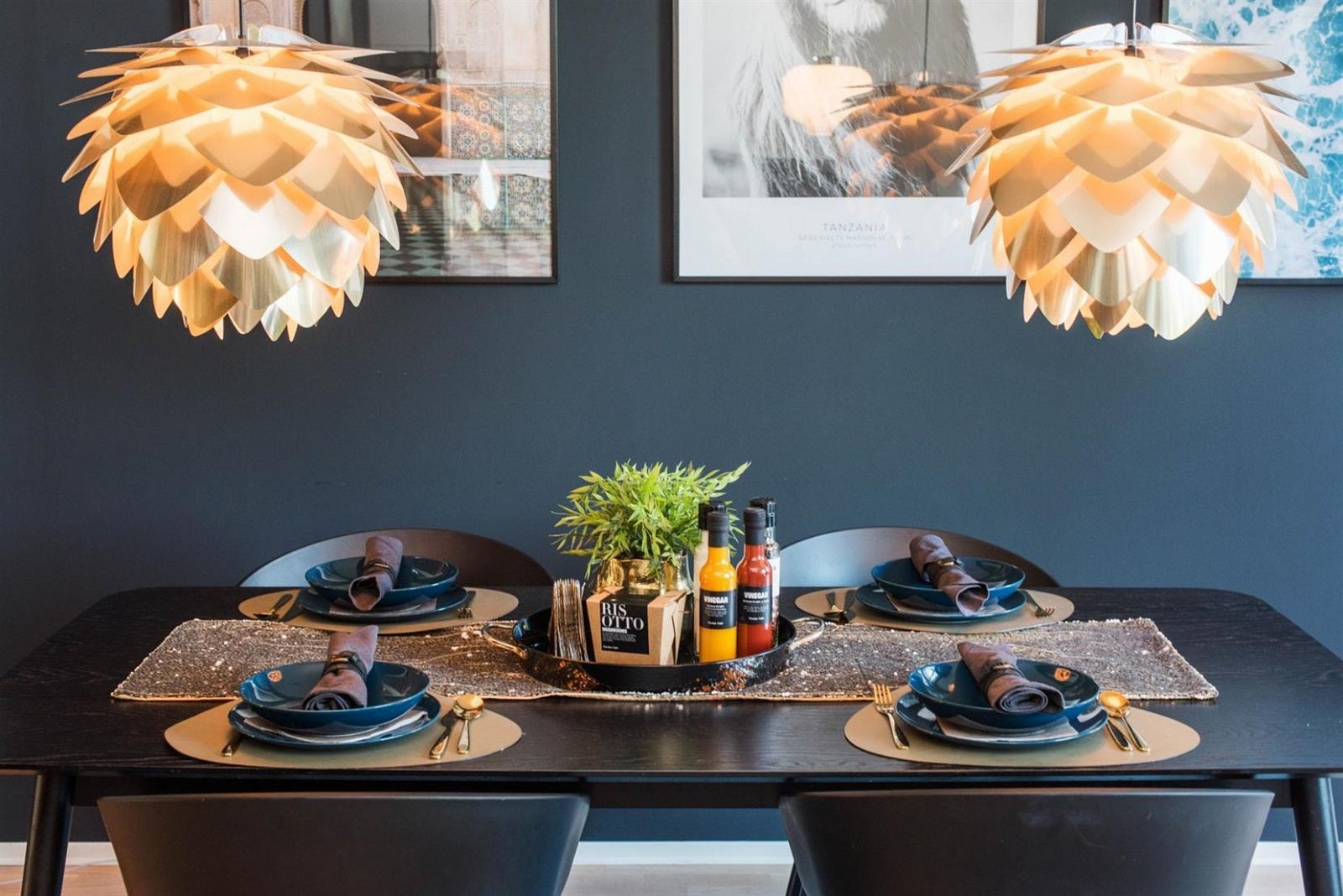 På kjøkkenet kan det dekkes opp til koselige familiemåltider foran peisen. Galleribilde