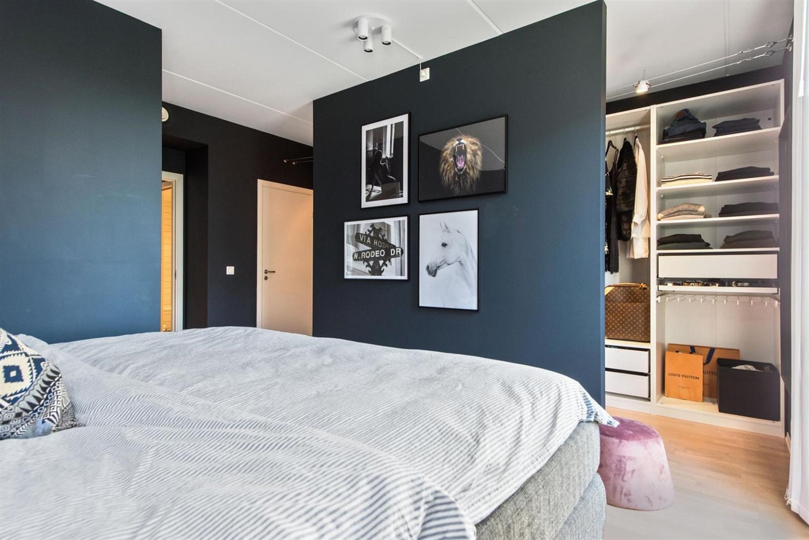 Innbydende hovedsoverom med praktisk garderobeløsning. Galleribilde