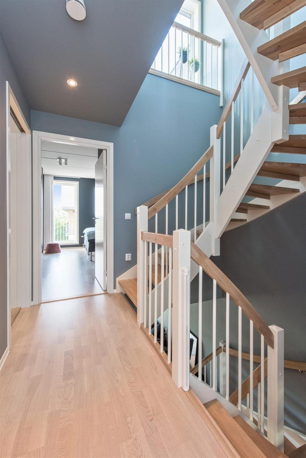 Flott heltre eiketrapp mellom etasjene. Galleribilde