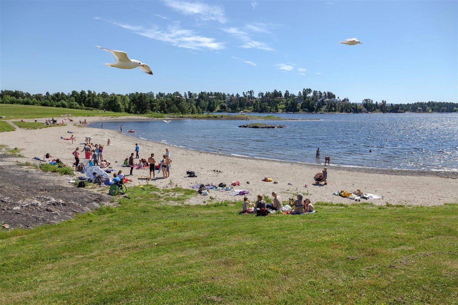 Den populære badestranden på Storøya ligger en kort sykkeltur unna. Galleribilde